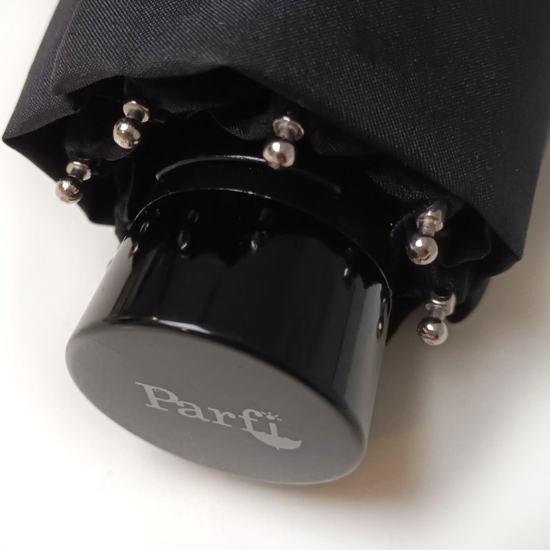 Kleine zwarte paraplu met mat handvat