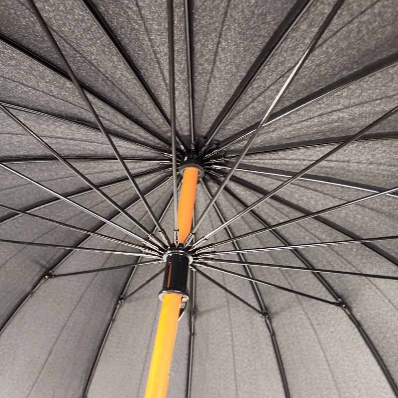 Long parapluie 16 baleines noir avec canne en bois