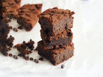 Le gâteau au chocolat pour grandes et petites faims